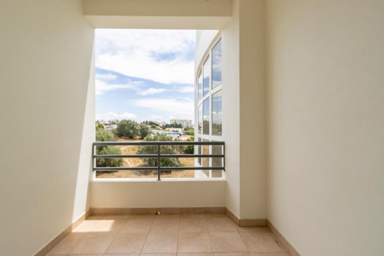 Spaceful Apartment In Albufeira Luaran gambar
